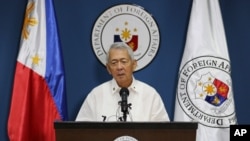 ARSIP-Menlu Filipina Perfecto Yasay, Jr. mengeluarkan pernyataan tentang sengketa Filipina dan China di Laut China Selatan dalam sebuah konferensi pers. Pasay, selatan Manila. (foto: AP Photo/Aaron Favila)