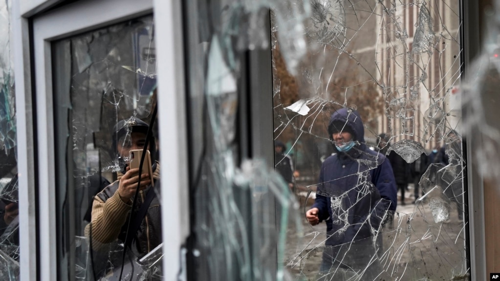 Jendela yang hancur dirusak para demonstran dalam protes di Almaty, Kazakhstan, Rabu, 5 Januari 2022. (AP/Vladimir Tretyakov) 