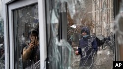 Jendela yang hancur dirusak para demonstran dalam protes di Almaty, Kazakhstan, Rabu, 5 Januari 2022. (AP/Vladimir Tretyakov) 