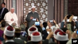 Le pape François et le cheikh Ahmed Al-Tayeb, Grand imam d'Al-Azhar, Université Al-Azhar, le Caire, Egypte, le 28 avril 2017. (L'Osservatore Romano/Pool Photo via AP)