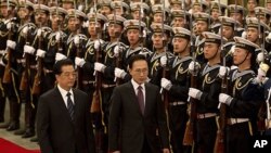중국 베이징에서 후진타오 국가주석과 의장대를 사열하는 이명박 한국 대통령
