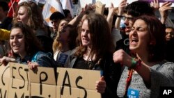 Les étudiants et les syndicats de travailleurs crient des slogans lors d'une manifestation à Paris, 17 mars 2016