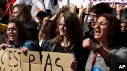 Les étudiants et les syndicats de travailleurs crient des slogans lors d'une manifestation à Paris, 17 mars 2016