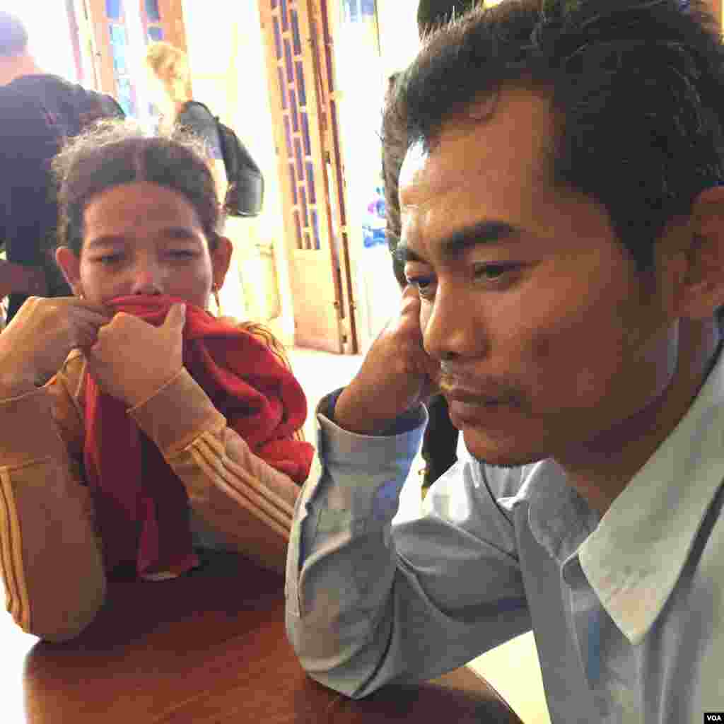 In Leakhena, the mother of a worker who disappeared in the 2014 protest, sitting near her husband Him Soeurn, said she was disappointed the authorities blocked the mourning ceremony, on Sunday January 3rd, 2016. (Hul Reaksmey/VOA Khmer)