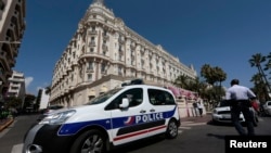 Un auto de la policía francesa custodia el Hotel Carlton Intercontinental en Cannes, Francia, después del millonario robo.