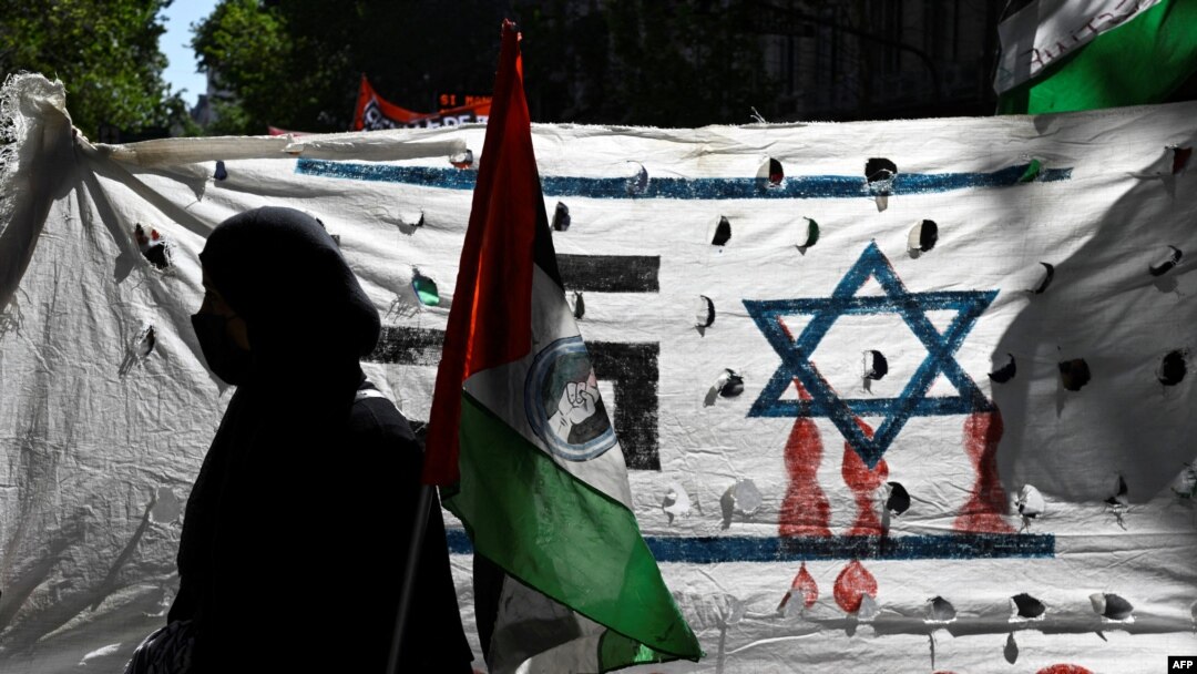 Demonstrant drži zastavu Palestine za vreme mitinga u znak podrške palestsinskom narodu ispred izraelske ambasade u Buenos Airesu, 9. oktobra 2023.