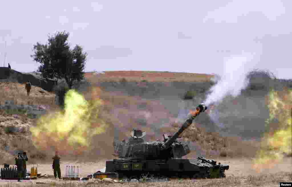 An Israeli mobile artillery unit fires towards the Gaza Strip, July 18, 2014.