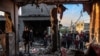 Un grupo de personas inspeccionan los escombros en un edificio dañado por un bombardeo israelí en Rafah, en el sur de la Franja de Gaza, el 11 de febrero de 2024.