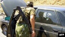 Правоохоронець перевіряє прошиту кулями машину