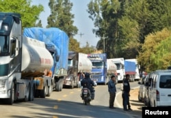 Camiones permanecen detenido a ambos lados de la carretera durante un bloqueo de carreteras organizado por partidarios del expresidente de Bolivia, Evo Morales, en contra del gobierno del presidente Luis Arce, en Epizana, Bolivia, el 17 de octubre de 2024. REUTERS/Patricia Pinto