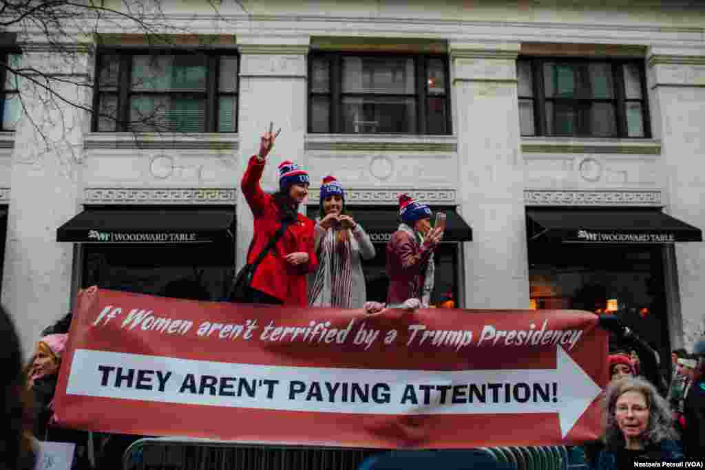 Des militants de Trump ont croisé les participants à la Marche des femmes, près de la Maison Blanche, à Washington DC, le 21 janvier 2017. (VOA/Nastasia Peteuil)