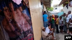 Personas buscan asistencia médica hacen cola frente a una clínica móvil instalada en un campamento para personas desplazadas en Puerto Príncipe, el 14 de junio de 2024. AFP