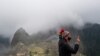 Un turista posa frente al sitio arqueológico Machu Picchu en Cusco, Perú, el 2 de noviembre de 2020.