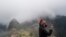 Un turista posa frente al sitio arqueológico Machu Picchu en Cusco, Perú, el 2 de noviembre de 2020.