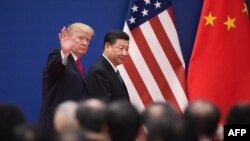 Presiden AS Donald Trump dan Presden China Xi Jinping meninggalkan acara pertemuan dengan para pemimpin bisnis di Balai Besar Rakyat China di Beijing, 9 November 2017.
