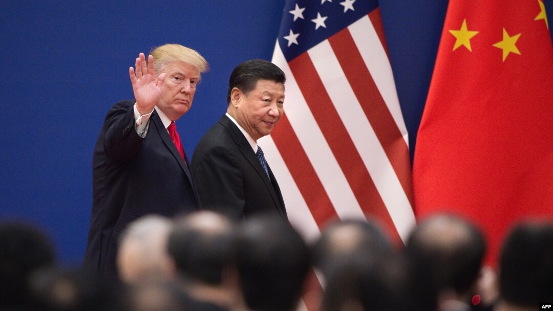 Arhiva - Predsednik SAD Donald Tramp i kineski predsednik Ši Đinping napuštaju skup biznis lidera u Velikoj narodnoj hali u Pekingu, 9. novembra 2017. 