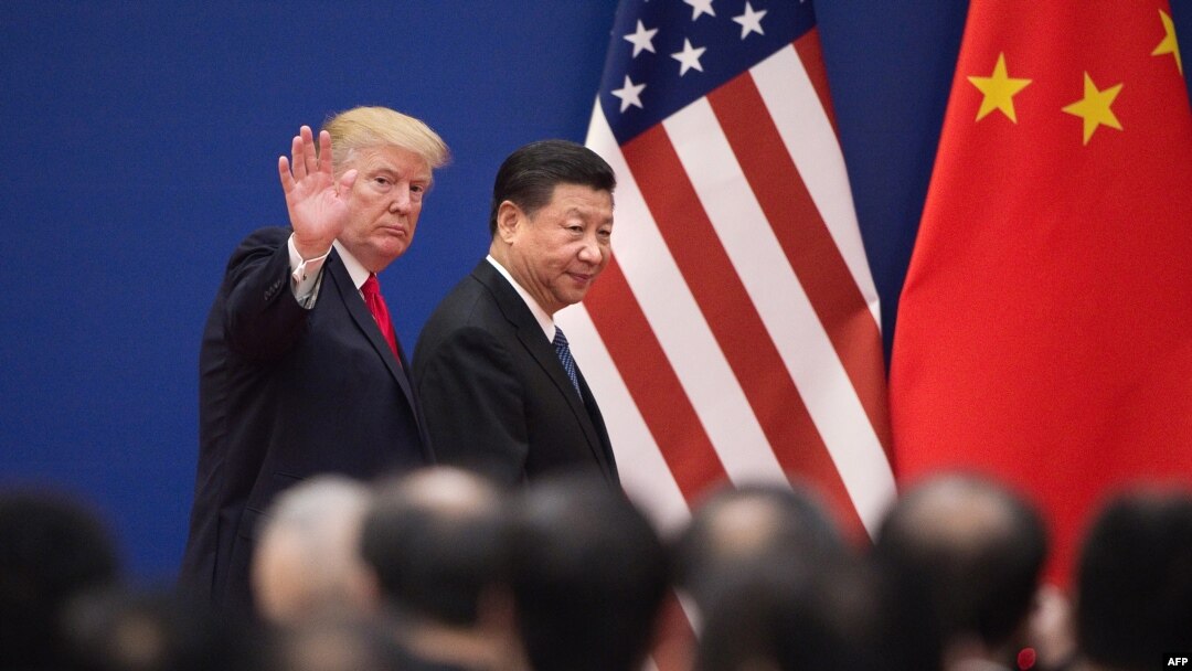 美国总统川普（左）与中国国家主席习近平在北京人大会堂离开一个商界领袖会议。（2017年11月9日）