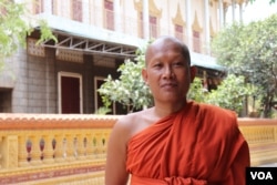 ភិក្ខុ​ សារិន​ សំណាង​ ដែល​មានព្រះ​ជន្ម៤០​ឆ្នាំ​ គង់​នៅ​វត្ត​សំពៅ​មាស​ អស់​រយៈពេល​ជាង​ប្រាំ​វស្សា មក​ហើយ​មាន​អង្គ​ដិកា​ថា​ ព្រះសង្ឃ​នៅ​វត្ត​សំពៅ​មាស​ មិន ប៉ះពាល់ ​ដោយសារ​កូវីដ​១៩​នោះ​ទេ។ (ផន បុប្ផា/VOA)