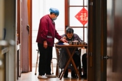 江苏省如皋市一家养老院的老人在吃午饭。（2021年3月31日）
