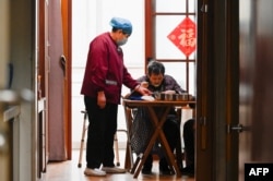 资料照：江苏省如皋市一家养老院的老人在吃午饭。（2021年3月31日）