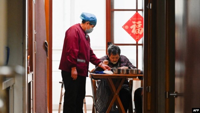 江苏省如皋市一家养老院的老人在吃午饭。（2021年3月31日）