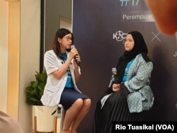 Fotografer Diera Bachir (kanan) dan dr. Venita dari Yayasan Kanker Indonesia (kiri) berbicara pada pembukaan pameran "I am Truly Woman" di Jakarta, Jumat, 8 Maret 2019. (Foto: Rio Tuasikal/VOA)