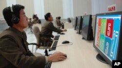 지난 2012년 북한의 로켓 발사 당시, 과학자들이 관제탑에서 일하고 있다. (자료사진) 
