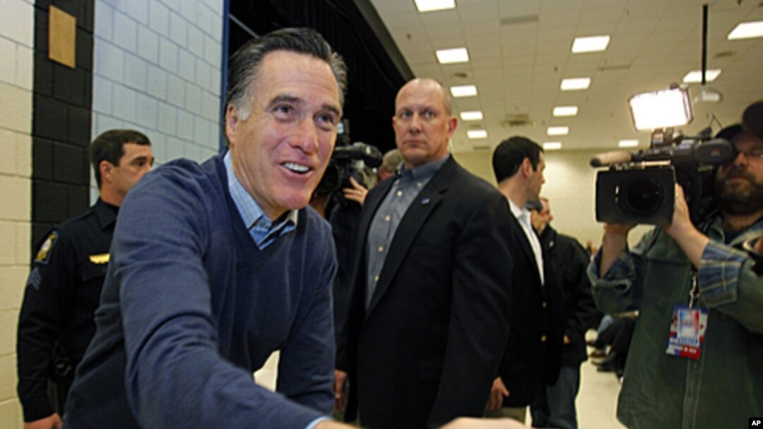 Mitt Romney menyalami para pendukungnya dalam sebuah kampanye (foto: dok).