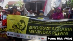 Aksi peringatan Hari Tani Nasional di depan Kantor Kanwil BPN Jawa Timur di Surabaya menuntut pelaksanaan Reforma Agraria Sejati (Foto: VOA/Petrus Riski).