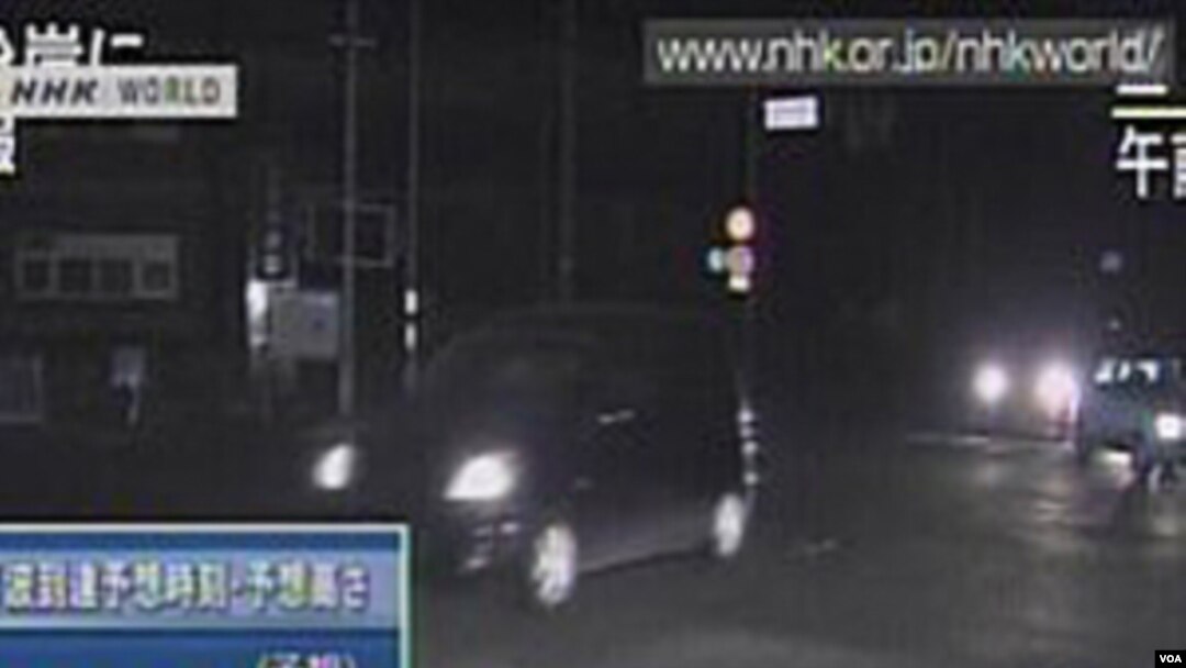 Gambar dari stasiun televisi NHK setelah gempa 7,4 skala Richter, Kamis (7/4). Pemerintah setempat mengeluarkan peringatan tsunami, memerintahkan warga untuk pergi ke tempat lebih tinggi.
