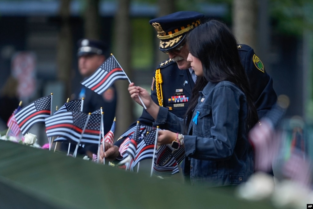 Cada año, familiares y miembros de organismos de seguridad de Nueva York se reúnen para honrar la memoria de quienes murieron y para recordar a quienes sobrevivieron al fatídico ataque de dos aviones contra las Torres Gemelas, en Manhatan. 