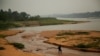 Un hombre camina sobre un banco de arena en el río Paraguay en medio del humo proveniente de los incendios forestales en los países vecinos, mientras el río alcanza un nivel récord de agua debido a una gran sequía, en San Antonio, Paraguay, el 7 de septiembre de 2024.