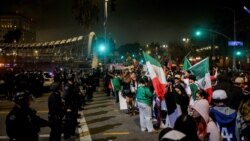 Polisi Los Angeles (LAPD) memblokir akses jalan selama aksi protes terhadap penangkapan dan deportasi migran di Los Angeles, California. (Reuters)&nbsp;