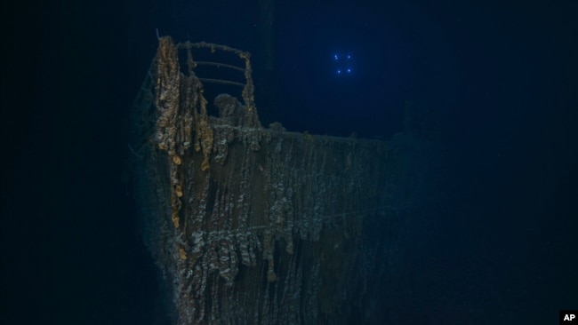 Esta foto, publicada el lunes 2 de septiembre de 2024, muestra la proa del Titanic con una gran sección de la barandilla de la cubierta ahora faltante. (RMS Titanic Inc. vía AP)