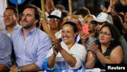 Las personas asisten a un mitin de campaña del candidato presidencial del opositor Partido Nacional, Luis Lacalle Pou, antes de las elecciones presidenciales de segunda vuelta del domingo en Maldonado, Uruguay.