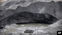 Indian soldiers returning from border posts get a briefing at the Siachen Glacier base camp, in Indian Kashmir on the Pakistan border, July 19, 2011.