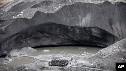 2011年7月19日印度士兵在錫亞琴冰川的大本營進行軍事簡報