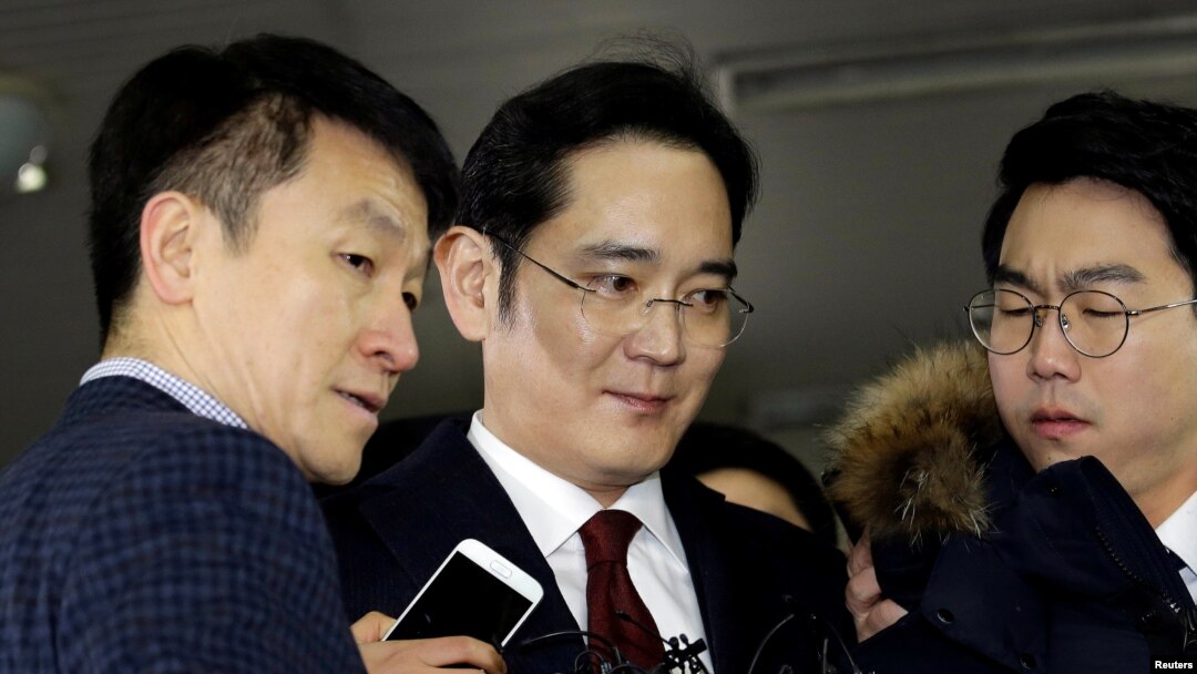 FILE : Lee Jae-Yong (tengah) vice chairman Samsung Electronics, di Seoul, Korea Selatan. Jan 12, 2017. (reuters)