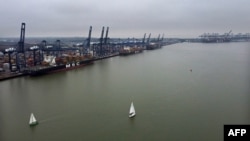 Pemandangan pelabuhan Felixstowe, di timur London, Sabtu, 12 Desember 2020. Perundingan Brexit belum juga menemui titik temu meski sudah berjalan tinga minggu. (Foto: AFP)