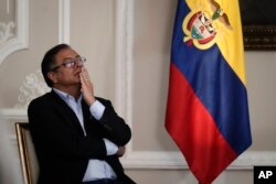 Presiden Kolombia Gustavo Petro menunggu untuk memberikan konferensi pers pada hari ke-100 pemerintahannya di kantor kepresidenan Istana Nariño di Bogota, Kolombia, 15 November 2022. (Foto: AP)