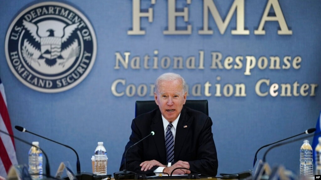 拜登总统在华盛顿的联邦紧急事务管理署总部参加有关即将到来的大西洋飓风季节的简报会。(2021年5月24日)(photo:VOA)