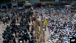 Aktivis muslim garis keras menutup jalanan selama aksi protes mereka yang menyuarakan tuntutan UU anti-penghinaan agama di Dhaka, Bangladesh (5/5).