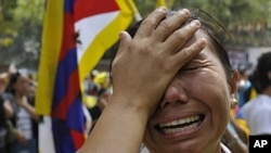 An exiled Tibetan woman cries after Jampa Yeshi, a Tibetan self immolated during a protest, in New Delhi, India ( File- March 26, 2012.)
