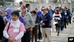 People line up to buy Powerball lottery tickets at Kavanagh Liquors on Jan. 12, 2016, in San Lorenzo, Calif. (AP Photo/Marcio Jose Sanchez)