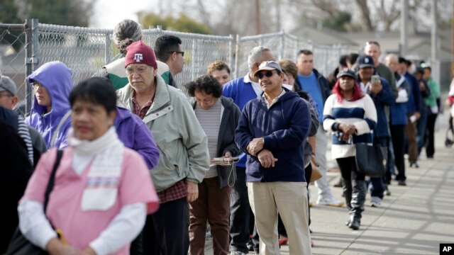 Largas colas de gente para comprar boletos para la lotería Powerball como esta San Lorezo, California, se ven en todo Estados Unidos.
 
