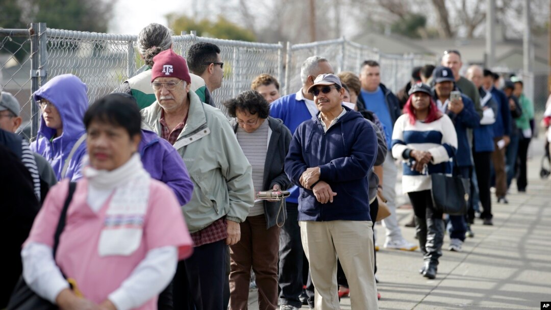Largas colas de gente para comprar boletos para la lotería Powerball como esta San Lorezo, California, se ven en todo Estados Unidos.

