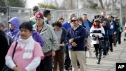 Largas colas de gente para comprar boletos para la lotería Powerball como esta San Lorezo, California, se ven en todo Estados Unidos.
