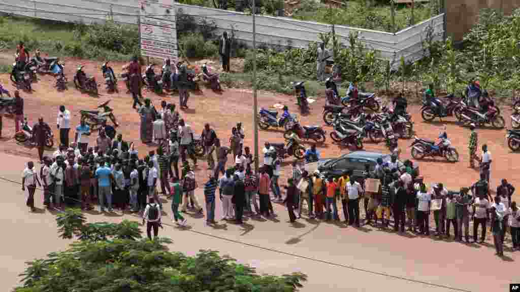 Des manifestants opposés au coup d&#39;Etat protestent devant l&#39;hôtel Libya à Ouagadougou, au Burkina Faso, 20 septembre 2015.