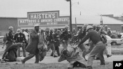 Vojnik zamahuje toljagom prema Johnu Lewisu, u prednjem planu desno, predsjednika Studentskog nenasilnog koordinacionog odbora, kako bi prekinuo marš za glasanje za građanska prava u Selmi, Ala., 7. marta 1965.