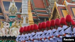 Pasukan Kerajaan Thailand berjalan di depan Istana Grand selama parade militer sebagai bagian dari perayaan menjelang ulang tahun Raja Bhumibol Adulyadej di Bangkok, Thailand (3/12).